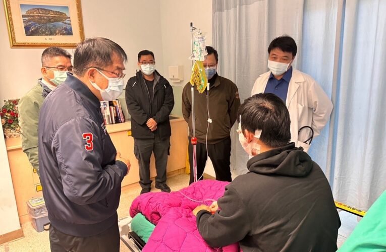 員警壓制持刀男子遭劃傷，市長及警局長探視關心並請醫院全力治療