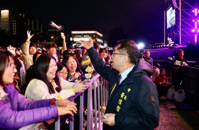 臺南好Young跨年晚會準時開唱 黃偉哲登臺與民眾互動並體驗AI智慧科技生活