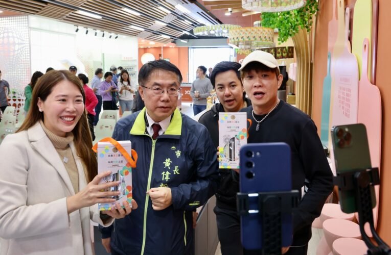 臺南市長黃偉哲聯手新加坡網紅直播賣臺南特產 10分內所有農特產品搶購一空