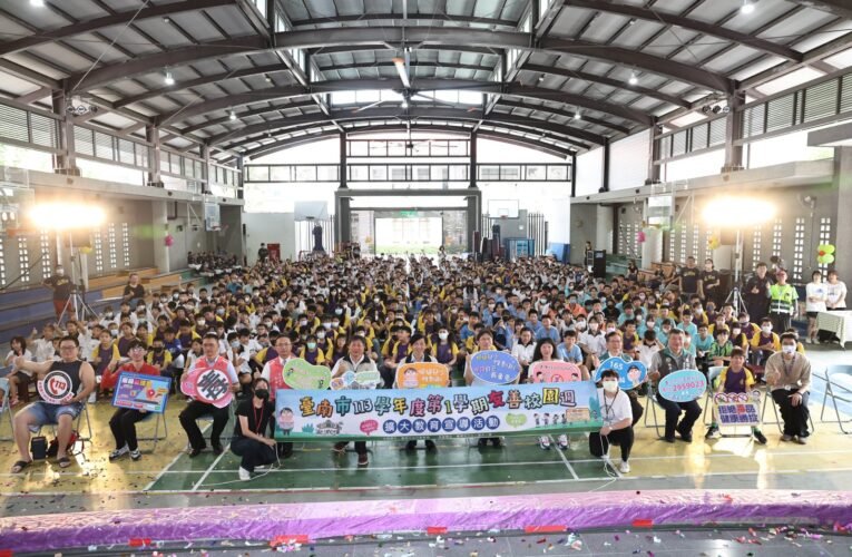 開學了! 葉澤山副市長宣導友善校園週 與立人國小師生一起開箱開學大禮包！