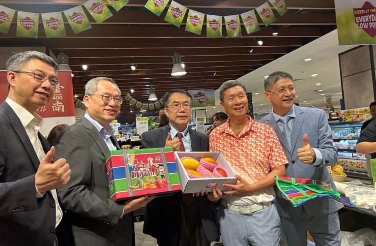 台南市長黃偉哲快閃行銷芒果第二站 台南芒果首次在大馬超市亮相