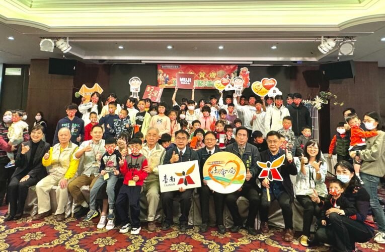 臺南市政府為關懷監護兒少，社會局於富信飯店辦理「開基祝福龍來幸福」春節活動