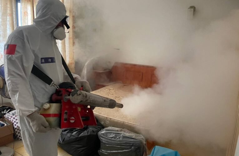 民力不畏大雨滂沱，南市「做工行善團」抗登革不停歇，修繕守護弱勢家庭防堵病媒蚊入侵家戶!