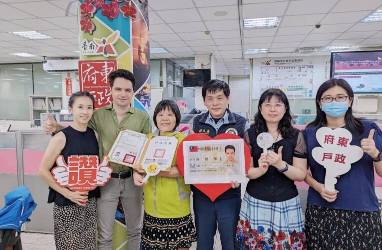 臺南首位義大利籍科技人才歸化 臺南移民署與府東戶所齊祝賀