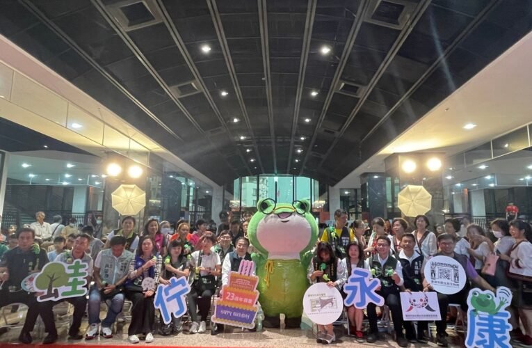 南市圖蛙寶與永康限定小蛙攜手歡慶社教中心館慶