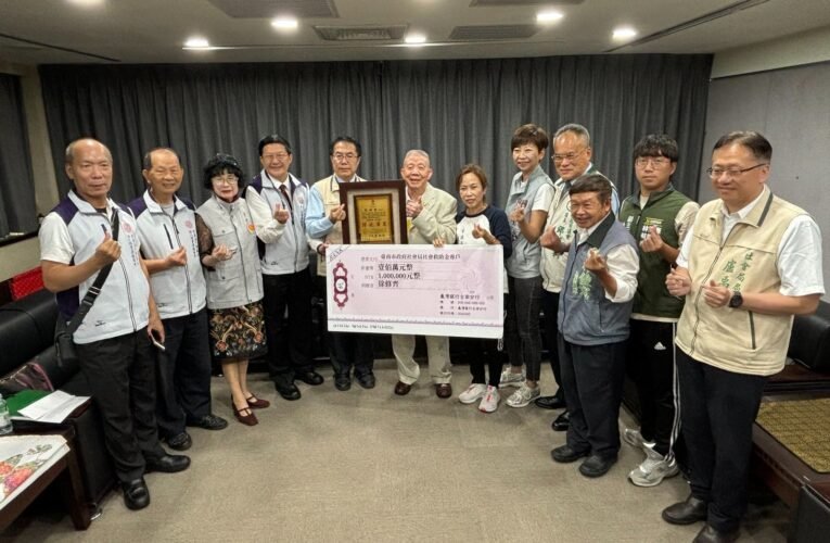 南巿府巿政顧問徐修齊公益傳愛 黃偉哲頒發卓越市民表揚