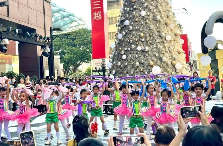 耶誕老人與熱血騎士就在新光三越台南新天地陪你過耶誕！