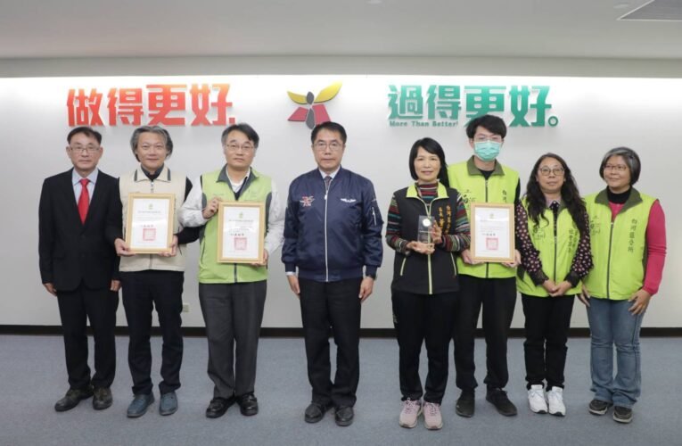 臺南市政府團隊參加112年臺灣健康城市暨高齡友善城市獎項評選榮獲4件，成績優異，於市政會議獻獎與市民共享榮耀！