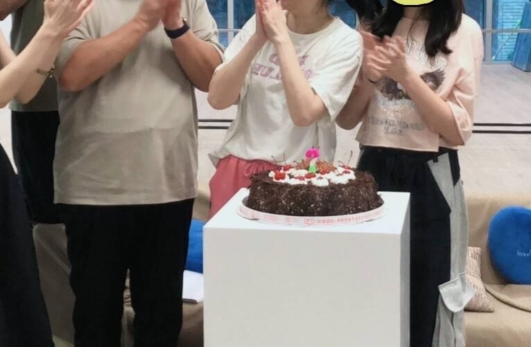 果陀劇場《穿越門中門》排練恰逢黃嘉千生日 女兒驚喜現身