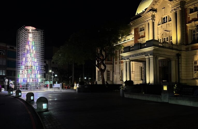 臺文館前聖誕樹「寶島萬花」12/8點燈