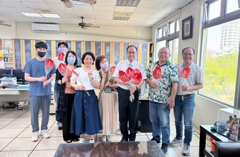 溫馨感恩的5月來臨，安平區蕭泰華區長親送火鶴花祝大家母親節快樂