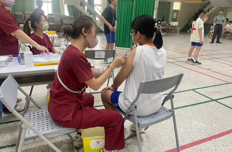 學生接種流感及新冠JN.1疫苗，為健康建立一道防護罩！