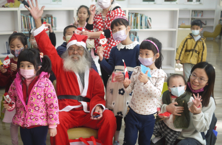 南市圖公園總館耶誕快閃 聖誕老公公出沒圖書館