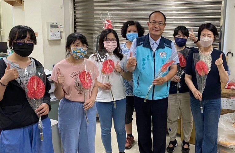 溫馨感恩月~安平區長蕭泰華親送火鶴花，祝大家母親節快樂