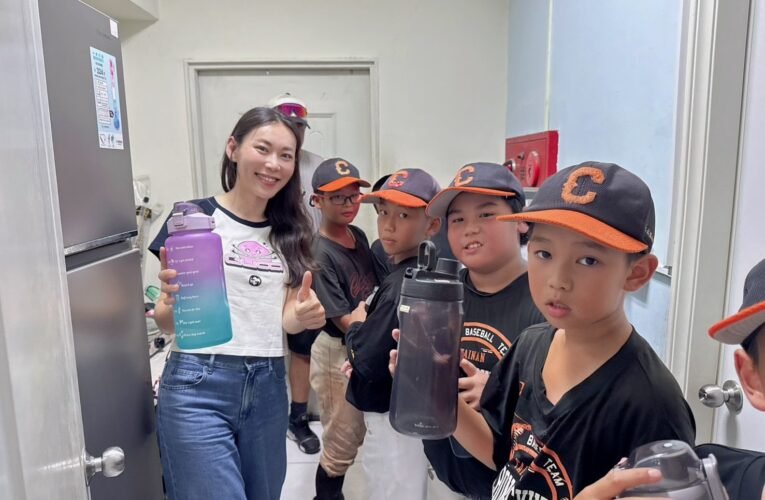 捐贈崇學國小少棒淨水器 曾之婕期勉球員再創佳績