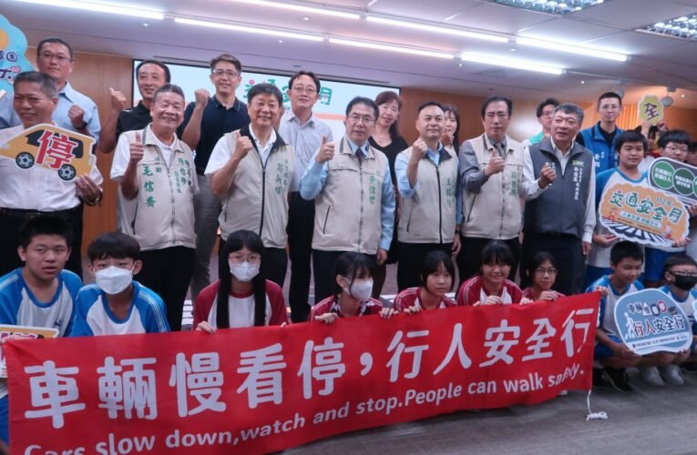 交通安全教育向下扎根-黃偉哲市長與師生代表共同宣誓「車輛慢看停 行人安全行」