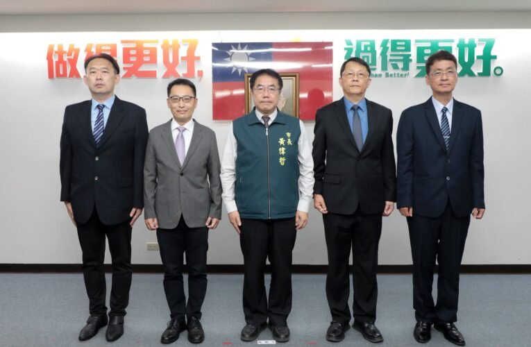 台南 4 區長履新 黃偉哲期許勇於承擔貼近民意