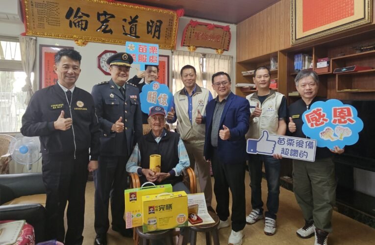 苗栗縣後備指揮部與榮服處致贈抗戰紀念徽章致敬參戰老英雄