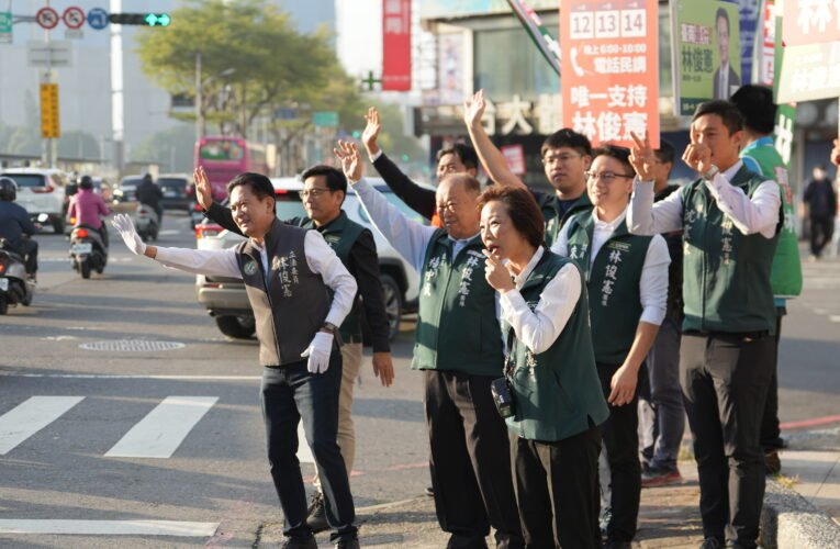 團結迎大選！立法委員林俊憲率黨籍議員站路口 傾聽民意爭支持
