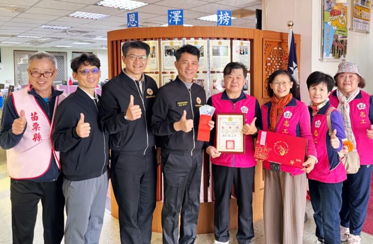 苗栗榮服處志工第二隊副隊長回捐補助費 化小愛為大愛認養遺孤
