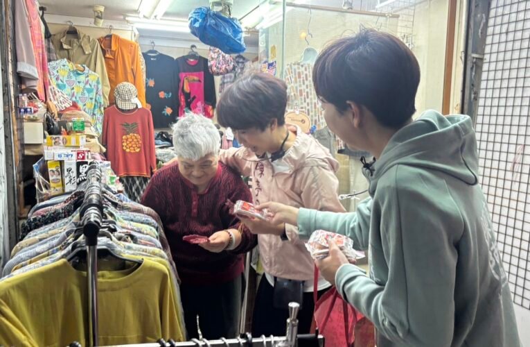 立法委員陳亭妃攜陳怡珍快閃東菜市、水仙宮市場 民眾擊掌送祝福