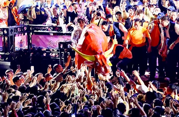 台南必看春節壓軸！聖母廟高空煙火結合無人機秀 吸引全台民眾齊聚納福