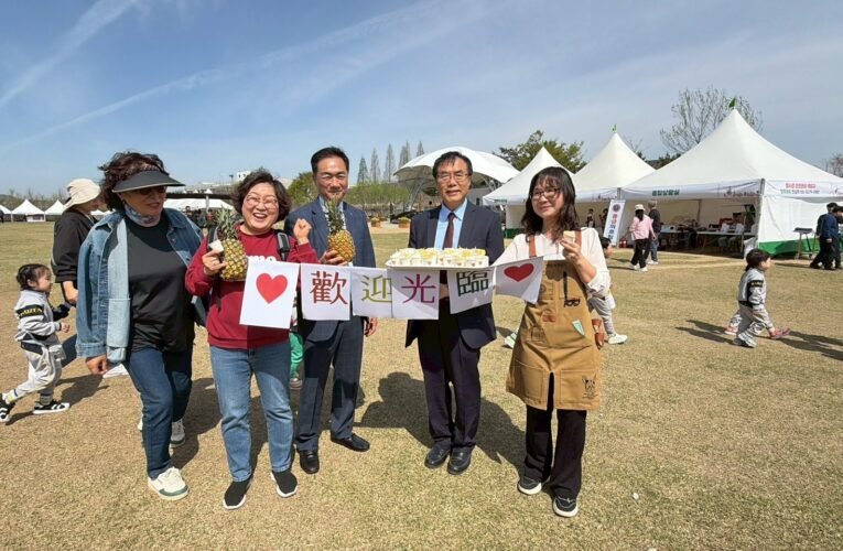 鳳梨外交征服韓國！臺南市長黃偉哲回訪平澤市，「削皮秀」驚豔花朵慶典民眾