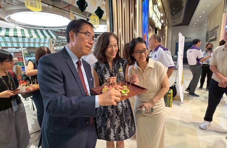 府城鮮果征服吉隆坡！黃偉哲跨海推廣紅心芭樂、冬瓜茶，鳳梨預購秒殺一空