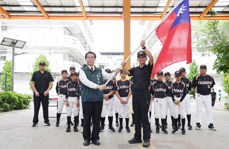 台南市少棒代表聯隊出征 黃偉哲授旗鼓勵