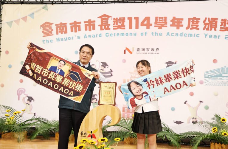 市長陪你拍最終回　黃偉哲與畢業生創意合影留下青春回憶