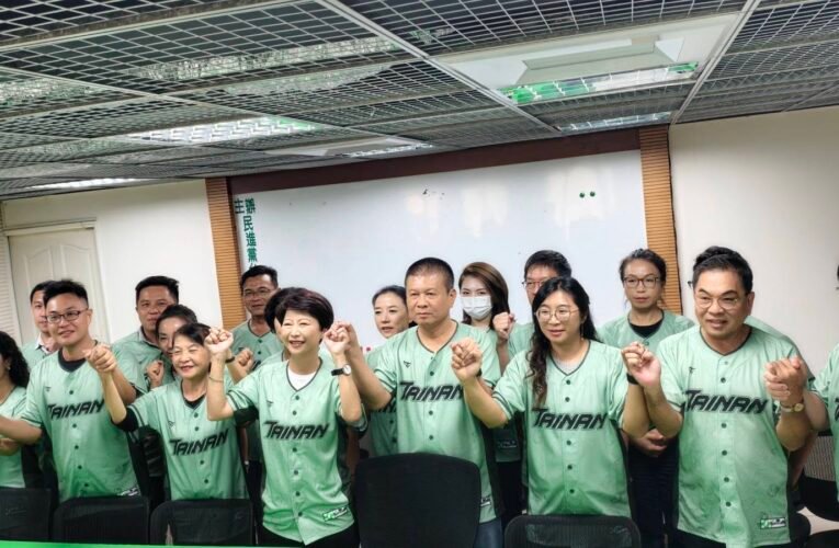 「團結、堅持、向前」！民進黨台南隊聯名城市球衣限量訂製　10月11日起出貨