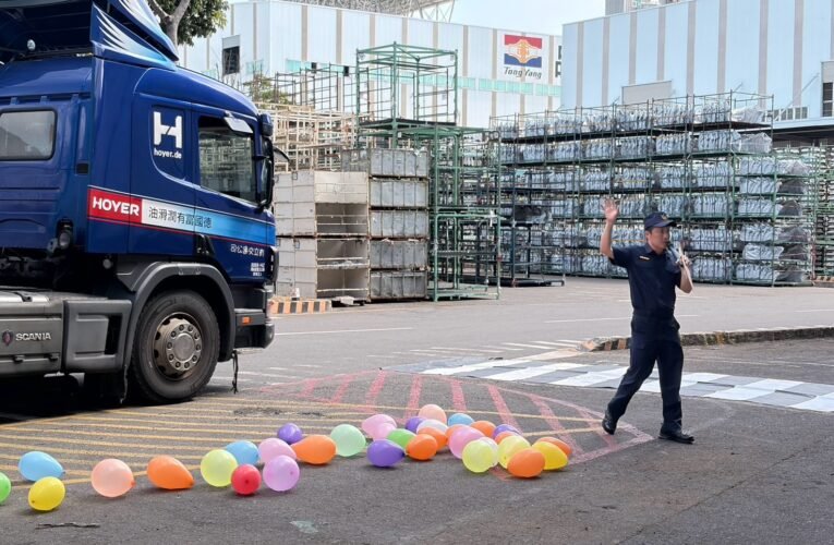 倒車、轉彎最危險！臺南警提醒大型車駕駛與機車騎士遠離死角