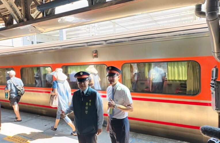 臺南百年鐵道迎新頁！黃偉哲攜魚頭君服務旅客　打卡送限量通車紀念胸章