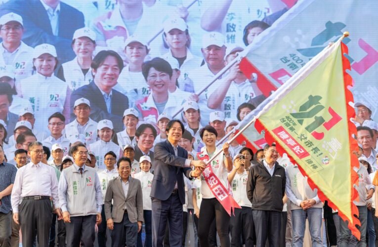 陳亭妃競選總部成立湧入逾兩萬人　賴清德授戰旗喊話拚全台第一投票率