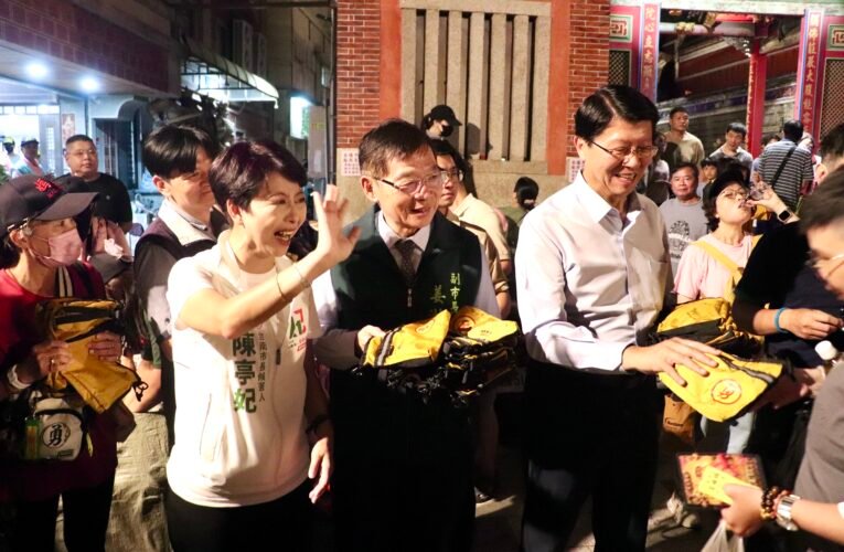 府城雙媽會結合公益結緣　陳亭妃、謝龍介攜手分送媽祖勇字側背包