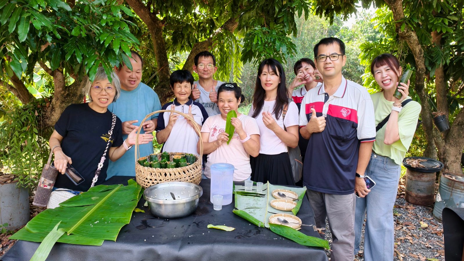 學員做完竹筒飯後合影