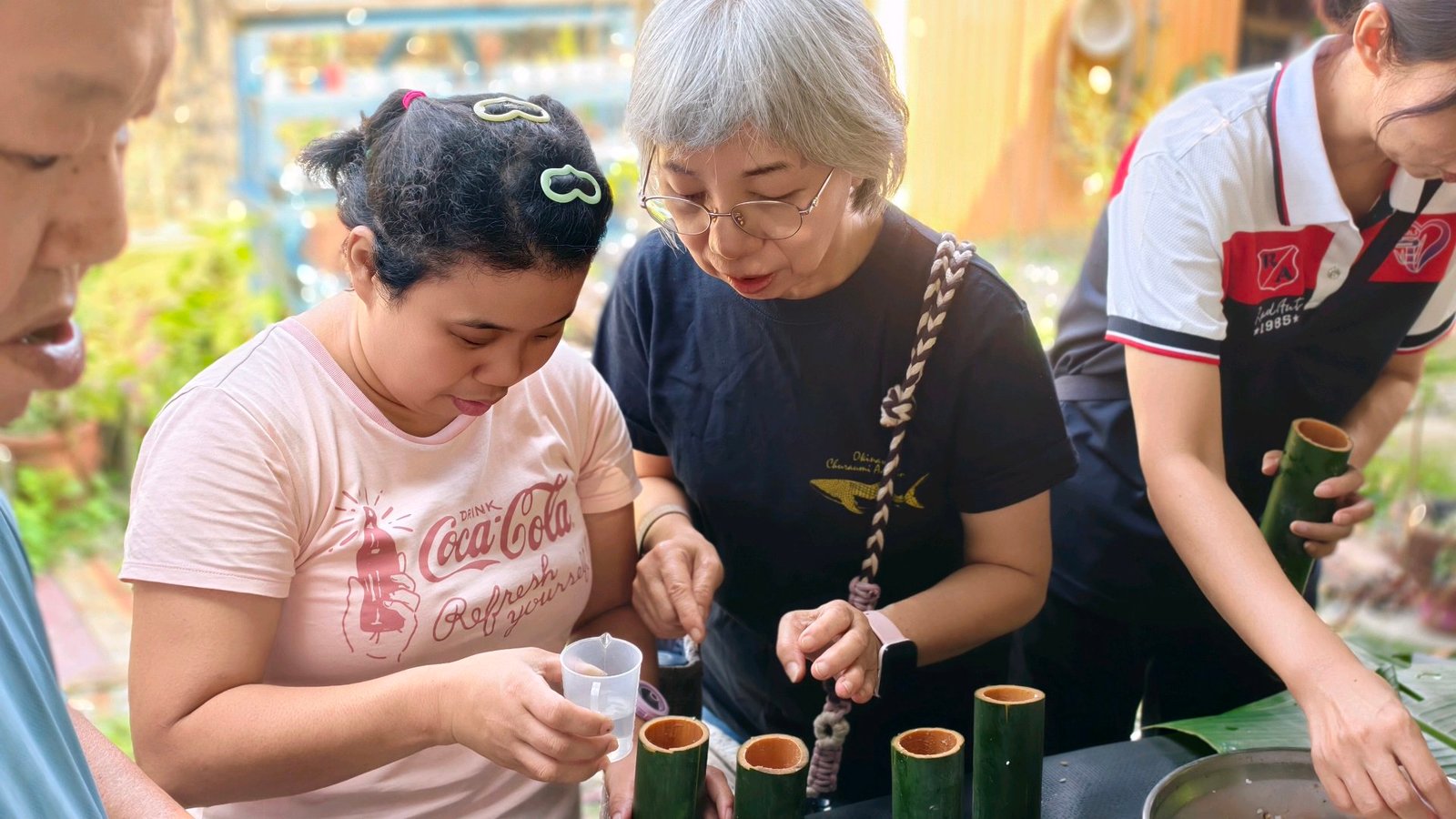 龍崎教養院護理長指導服務使用者做竹筒飯