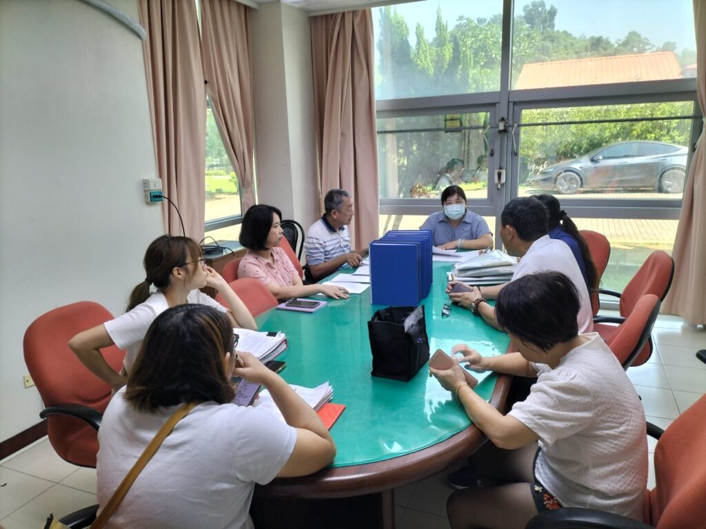 白河榮家副主任洪富珍(中)主持住民零用金及重要財物稽核 (圖/白河榮家提供)