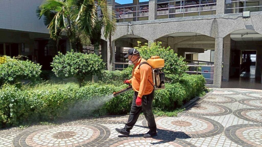 戶外消毒作業 (圖/白河榮家)